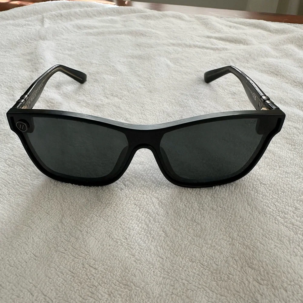 Blenders Black Polarized Sunglasses - Picture 3 of 5